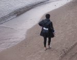 kobieta spacerująca po polskiej plaży
